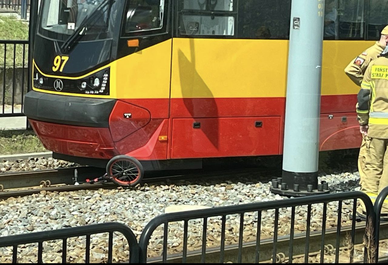 Siedmiolatek pod tramwajem. Wjechał rowerem na szyny