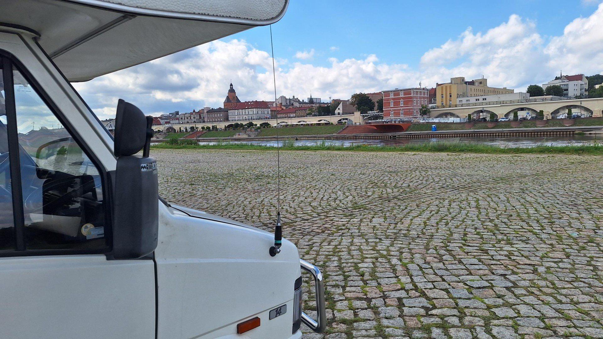 Plac nad Wartą przy Wale Okrężnym właściciele kamperów wskazują jako miejsce do zatrzymania się w Gorzowie.