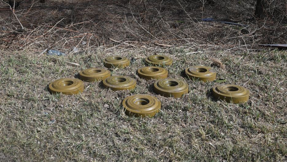 Rosyjskie miny przeciwpancerne przy drodze szybkiego ruchu do Czernihowa