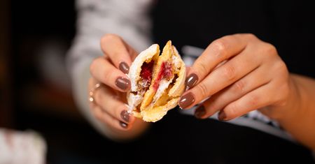 Maślane ciasteczka z bezą, orzechami i wiśnią. Złóż je jak pierogi i wstaw do piekarnika