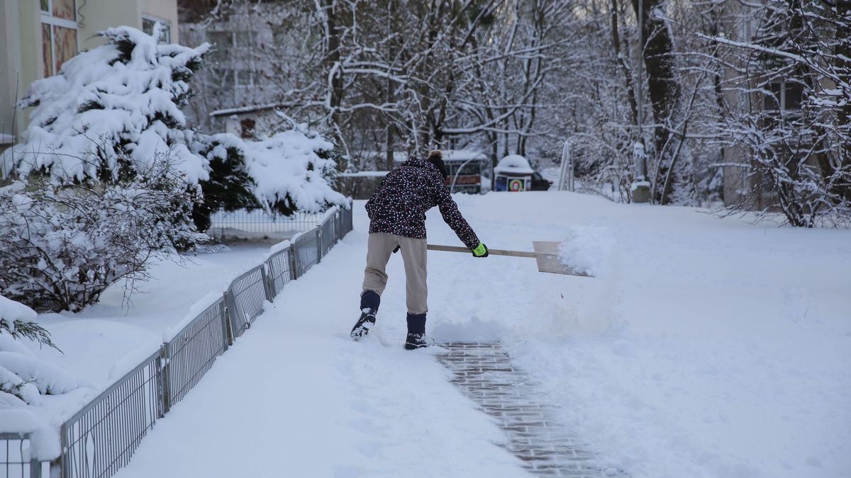 Olsztyn, 30.12.2025. Śnieg w Olsztynie, 30 bm. W niektórych miejscach w woj. warmińsko-mazurskim spadło do 18 cm śniegu. (aldg) PAP/Tomasz Waszczuk ***Do tego materiału zdjęciowego dostępna jest również depesza w systemie CSI, pt.: Warmińsko-mazurskie/ Miejscami spadło 18 cm śniegu, trudne warunki na drogach***