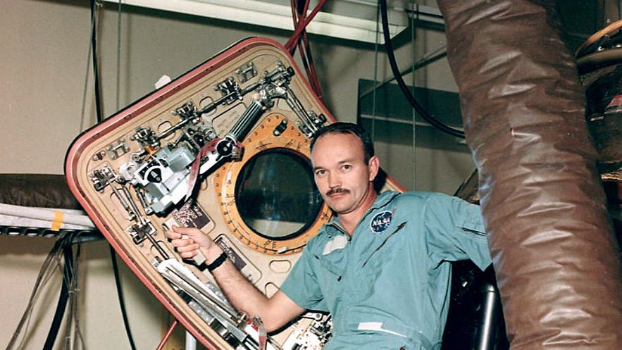 Michael Collins pozuje we włazie modułu dowodzenia Apollo 11