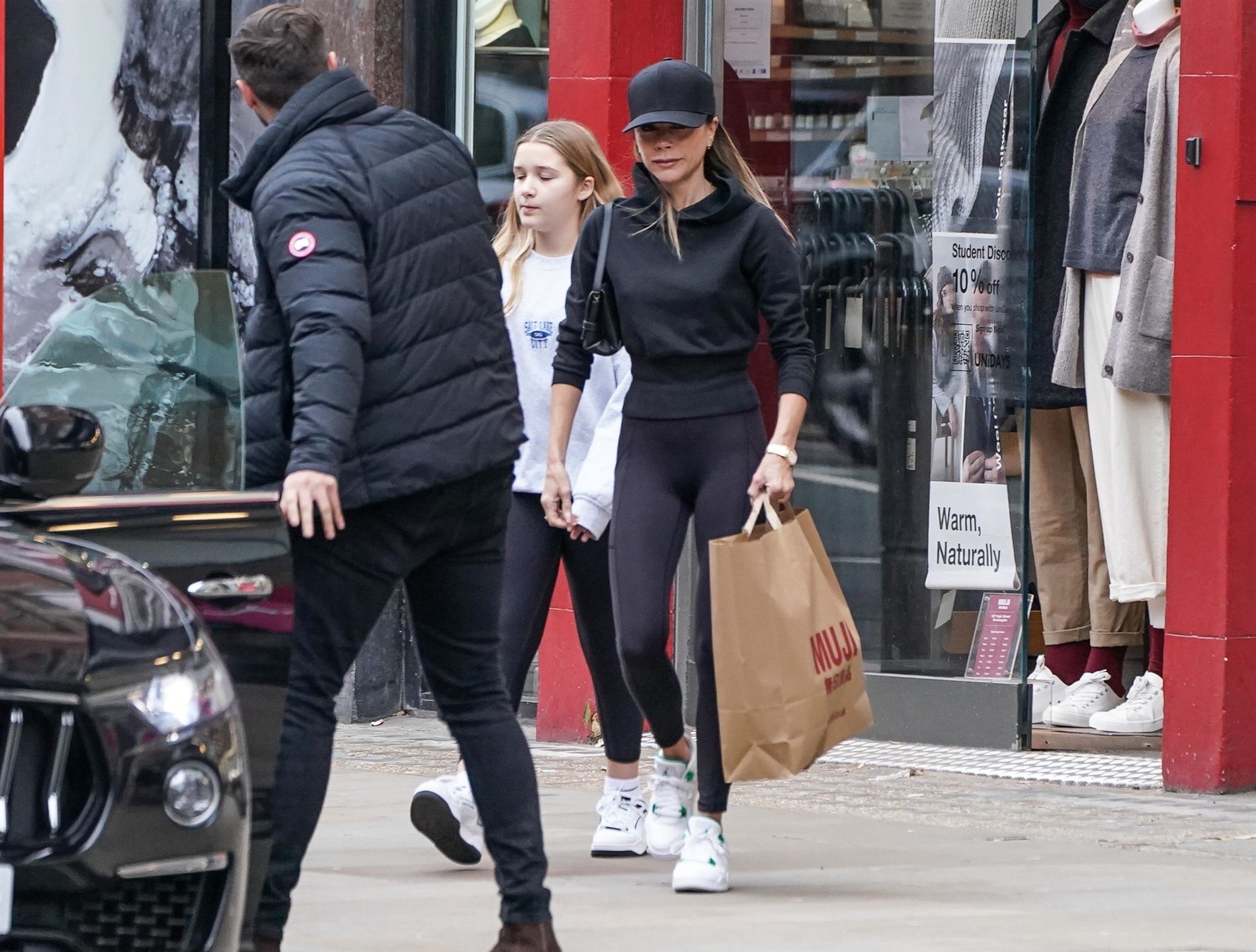 Victoria Beckham buszuje po sklepach z 11-letnią córką Harper