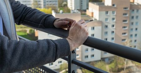 Koniec z paleniem na balkonach? Sąsiedzi narzekają na uciążliwy smród