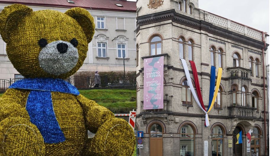 Miś w niebieskim szaliku i flagi na konsulacie Ukrainy