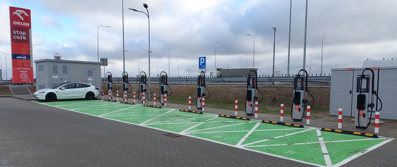 Liczba punktów ładowania na MOP-ach stale rośnie. GDDKiA mówi o liczbach