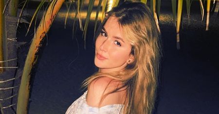 Roksana Węgiel wygina się w kostiumie na piasku. Internauta poucza: "Za młoda jesteś na tak odważne pozy" (FOTO)