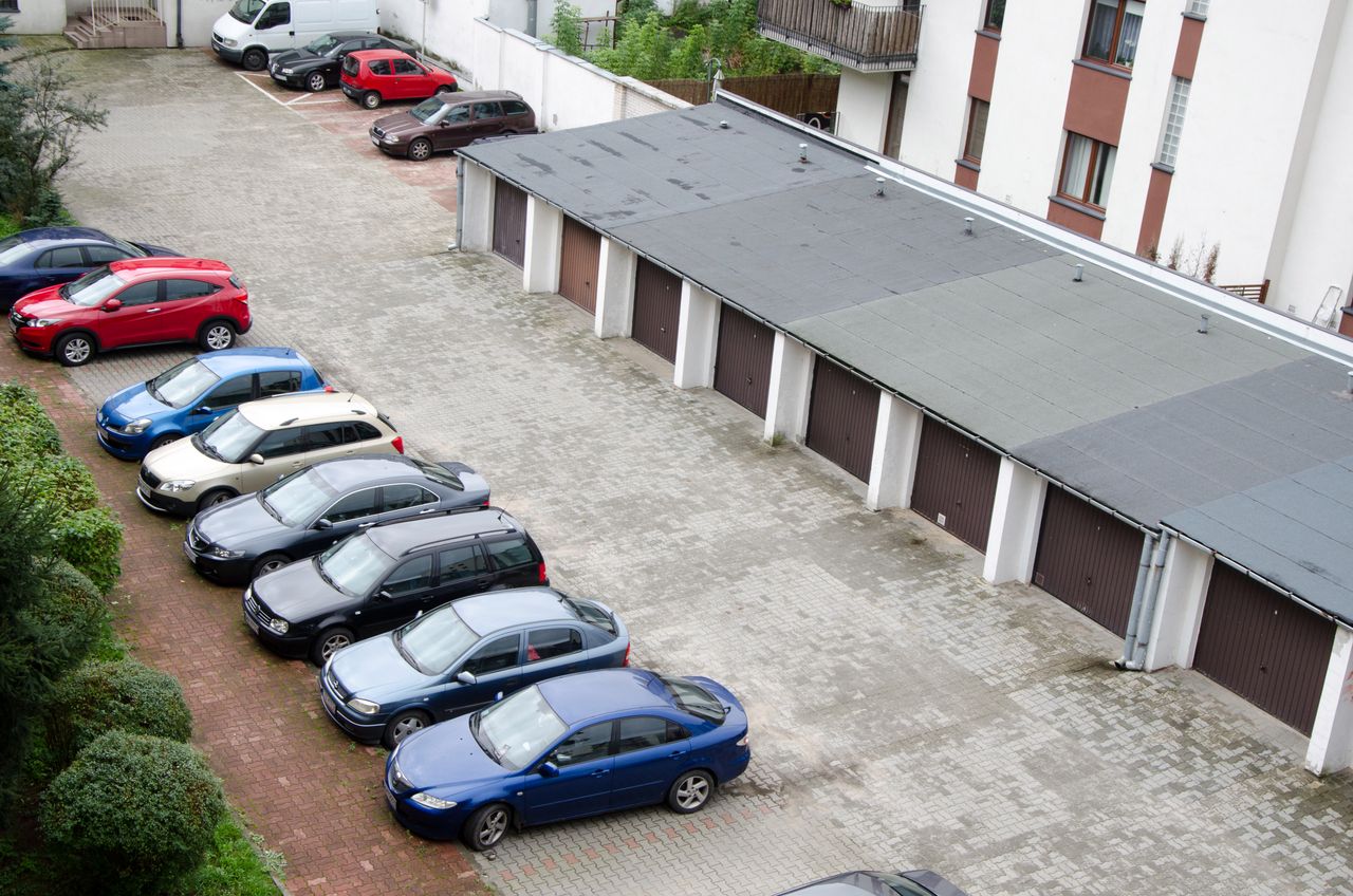 Miejsca postojowe i garażowe to towar deficytowy w dużych miastach. Nic dziwnego, że stanowią przedmiot umów wynajmu czy sprzedaży.