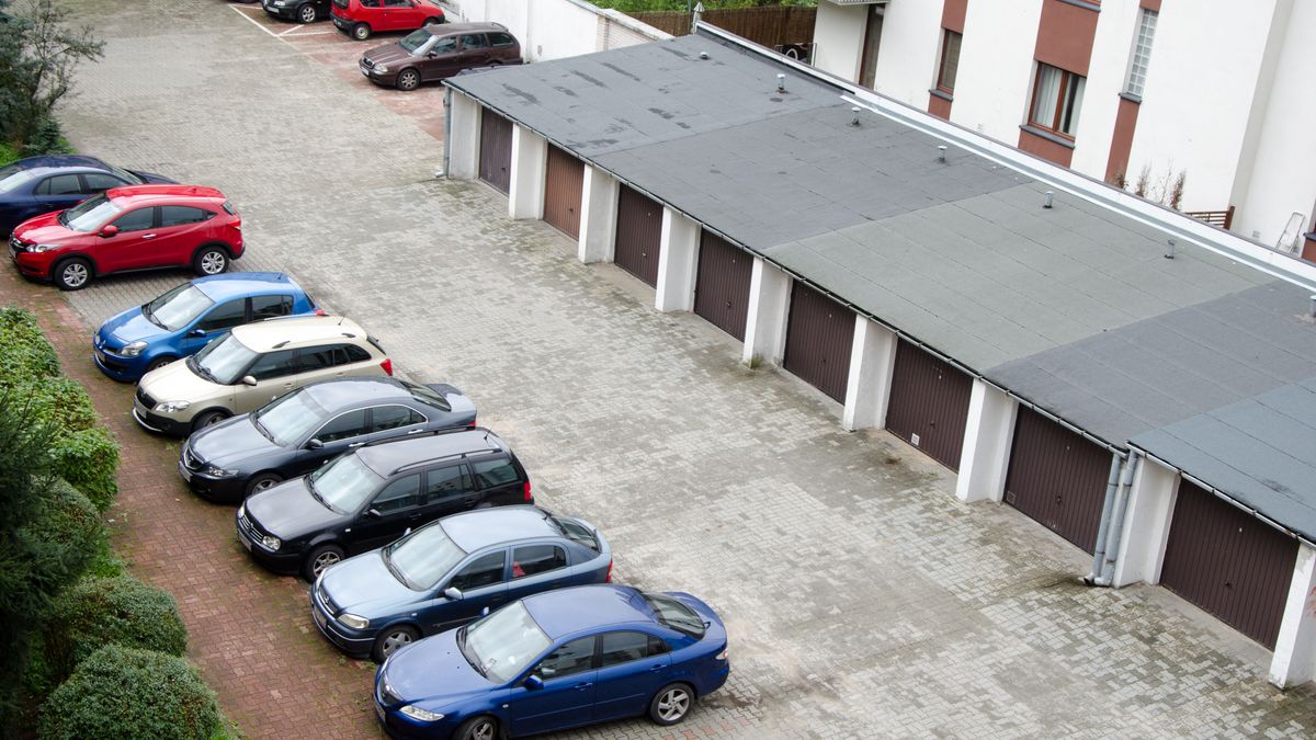 Miejsca postojowe i garażowe to towar deficytowy w dużych miastach. Nic dziwnego, że stanowią przedmiot umów wynajmu czy sprzedaży.