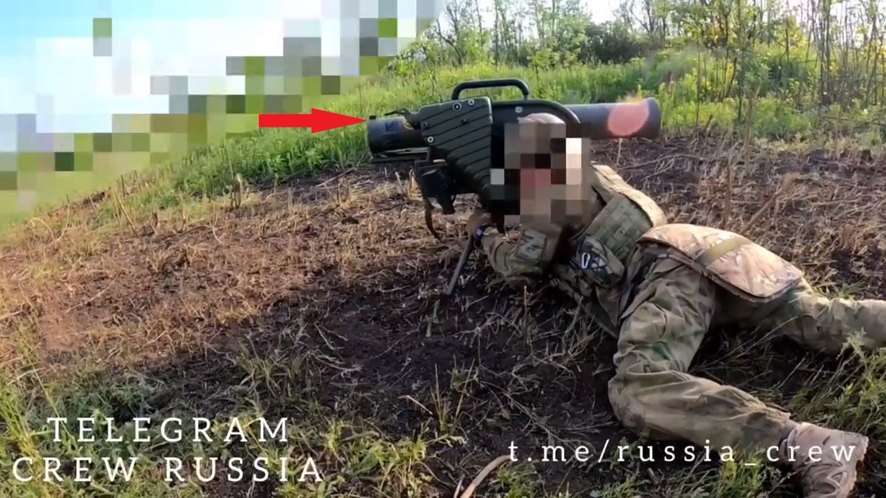 Rosyjski żołnierz korzystający z dostarczonego Ukrainie europejskiego ppk Milan.
