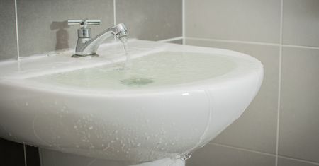 Co zrobić, gdy sąsiad zaleje mieszkanie? Nieprzyjemna rozmowa to tylko początek