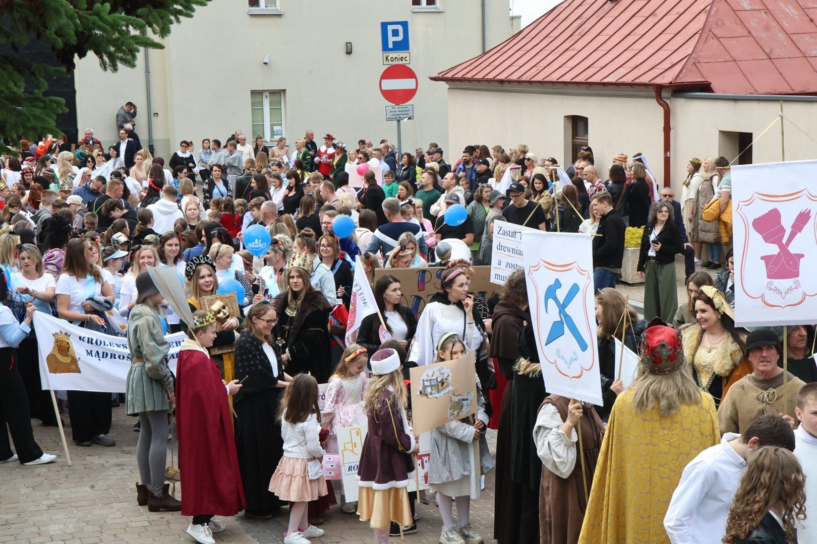 Wyjątkowym punktem programu był barwny korowód historyczny, który przeszedł ulicami Chęcin. Wzięło w nim udział kilkaset osób, wśród których byli uczniowie szkół z terenu całej gminy Chęciny, przedstawiciele kół gospodyń wiejskich, grupy rekonstrukcyjne, a także mieszkańcy miasta i okolic. 