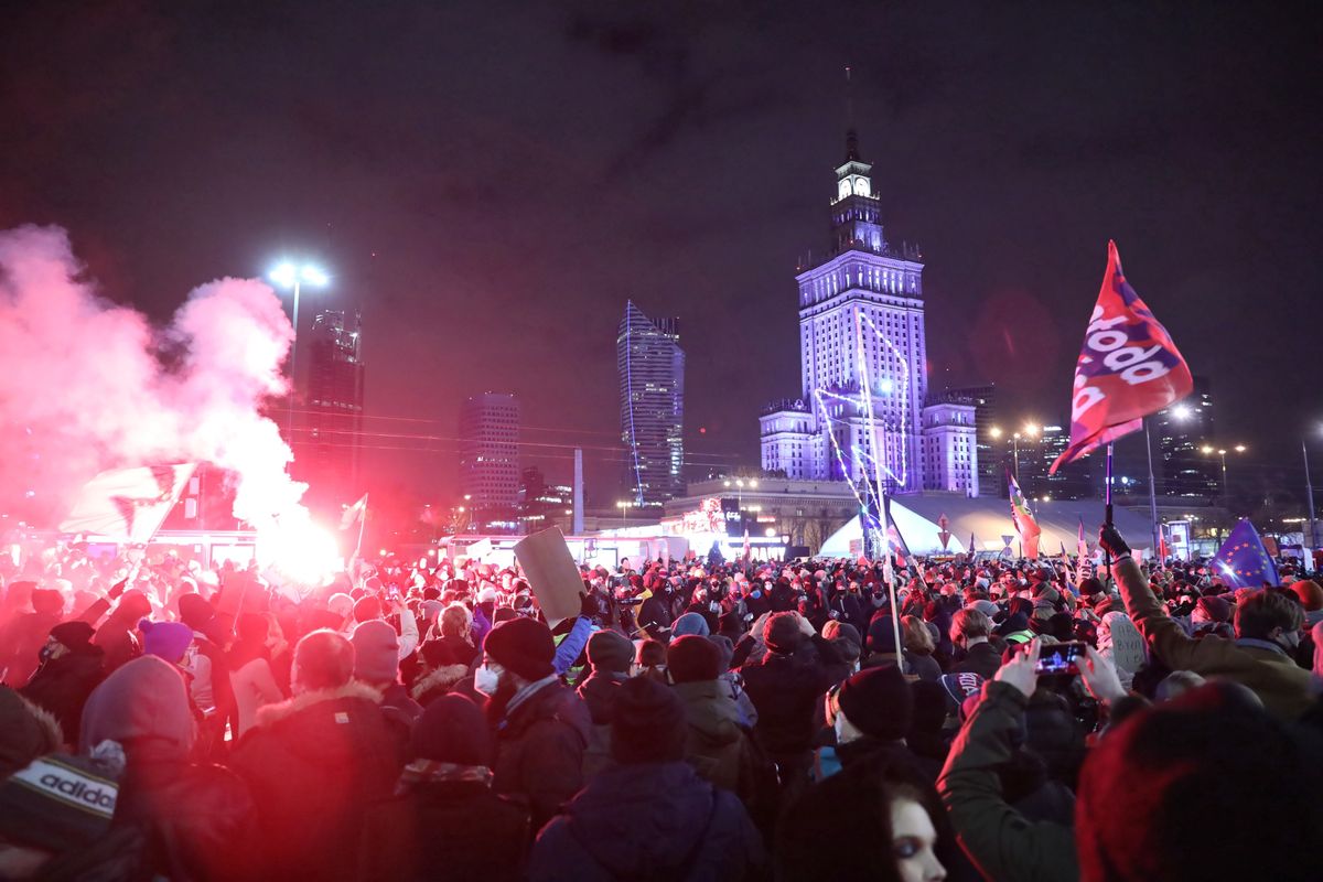 Strajk Kobiet. Przepychanki z policją i gaz na proteście w Warszawie