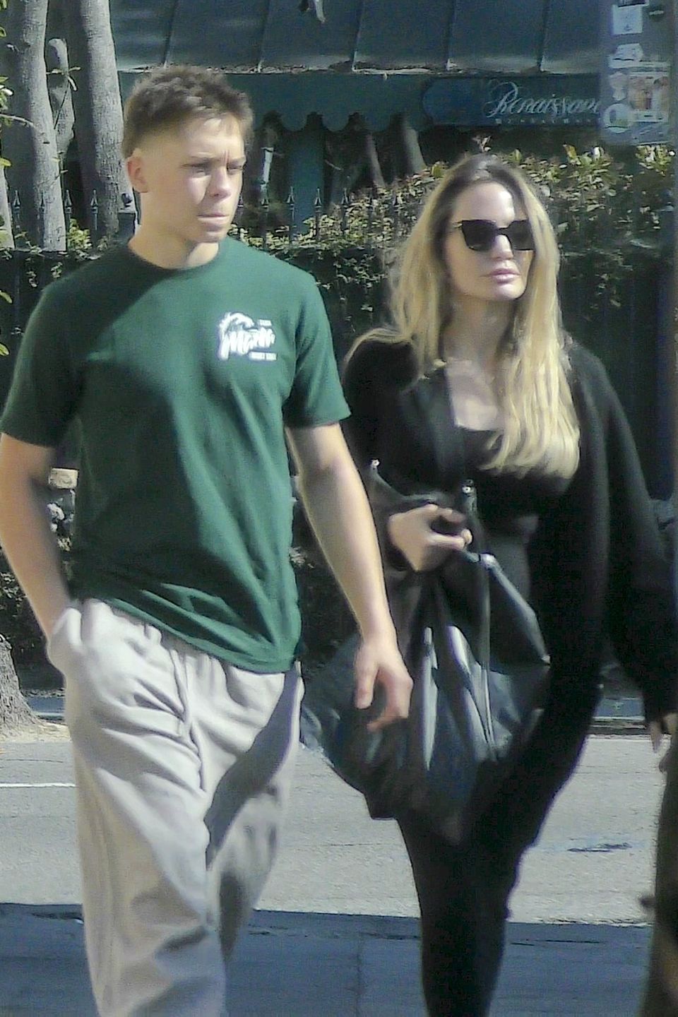 Angelina Jolie i Knox Jolie-Pitt w Los Feliz
