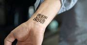 Wytatuowała na ręce kod QR. Kiedy ludzie się dziwią, każe im go zeskanować