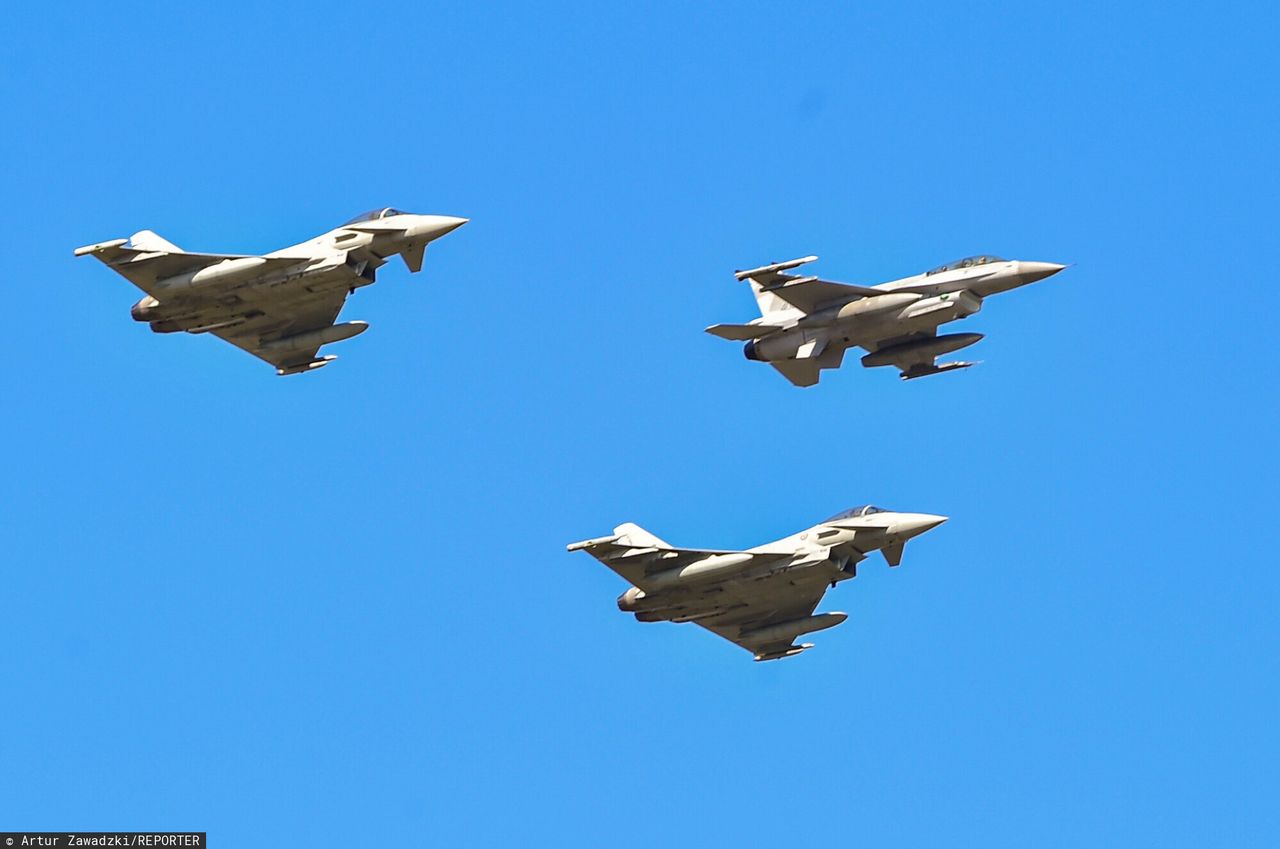Dwa myśliwce Eurofighter Typhoon FGR4 (z tyłu) i jeden F-16 Fighting Falcon (z przodu)
