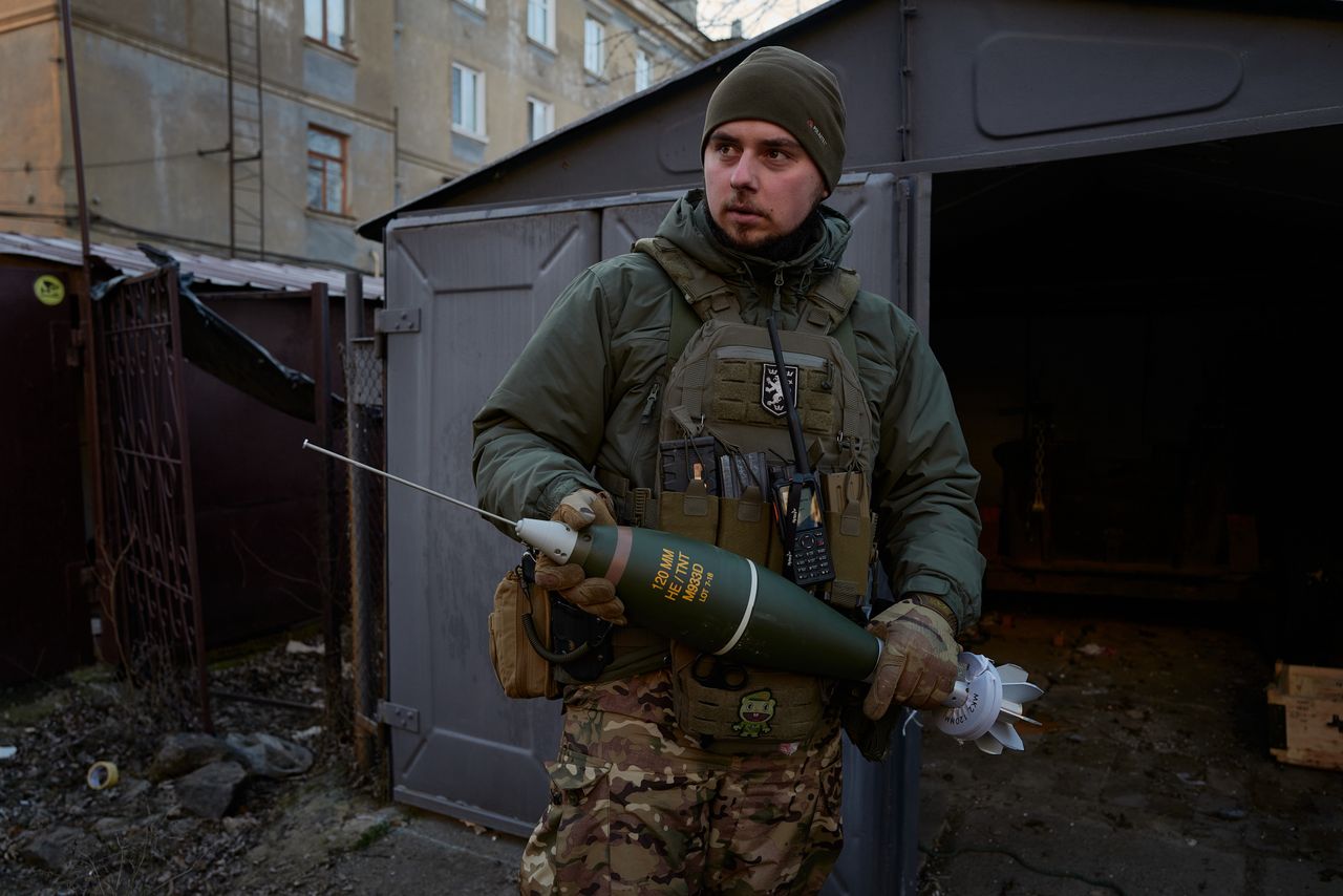 Ukraiński żołnierz wraz z pociskiem moździerzowym kal. 120 mm dostarczonym przez któreś z państw Zachodu.