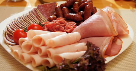 Jak przechowywać wędliny? Inaczej będą obślizgłe i nie poleżą nawet przez święta