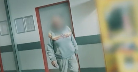 Aż parsknęli śmiechem. "Zamknął się w toalecie"