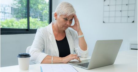 AI uderza w pracowników po 55. roku życia? Nowe dane niepokoją