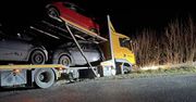 Ciężarówka transportująca samochody osobowe wjechała do rowu