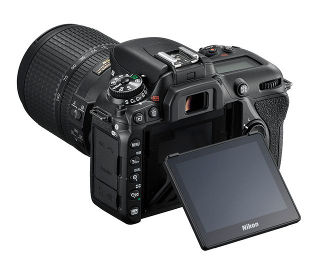 Nikon D7500 ma odchylany i dotykowy ekran.