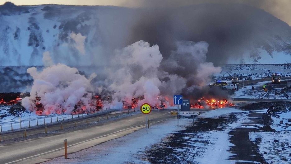 Lawa przelała się przez drogę Grindavíkurvegur / Fot. Vegagerðin