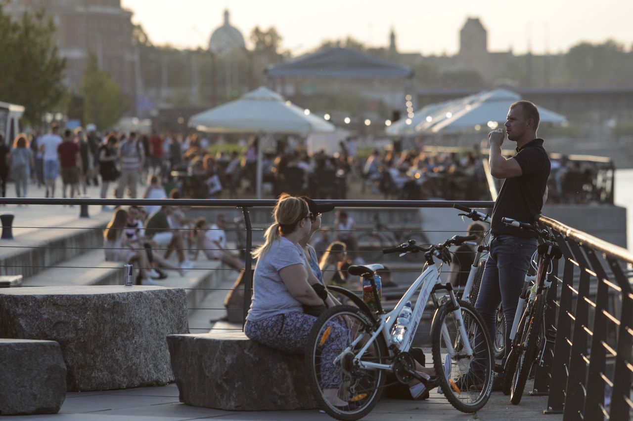 Warszawa. Ludzie zapomnieli, że koronawirus dalej szaleje