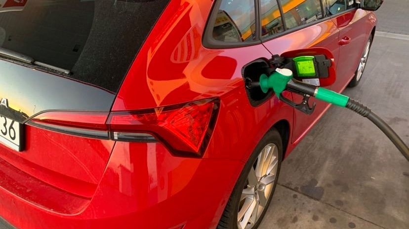 Kierowcy mają się z czego cieszyć - na razie nic nie wskazuje na podwyżki cen.