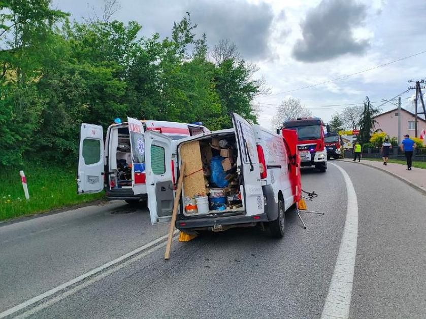 Tragedia w Świętokrzyskim. Bus zderzył się czołowo z ciężarówką