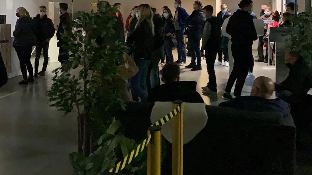 Tłumy w IKEI w Jankach. Pracownicy realizowali zamówienia długo po oficjalnym zamknięciu sklepu.