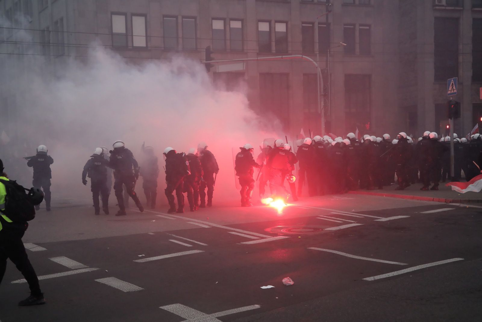 Marsz Niepodległości. Policjanci obrzuceni racami w rejonie ronda de Gaulle'a