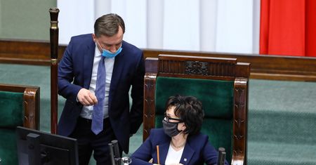 Fundusz Odbudowy bez głosu Zbigniewa Ziobry. Radosław Fogiel wyjaśnia