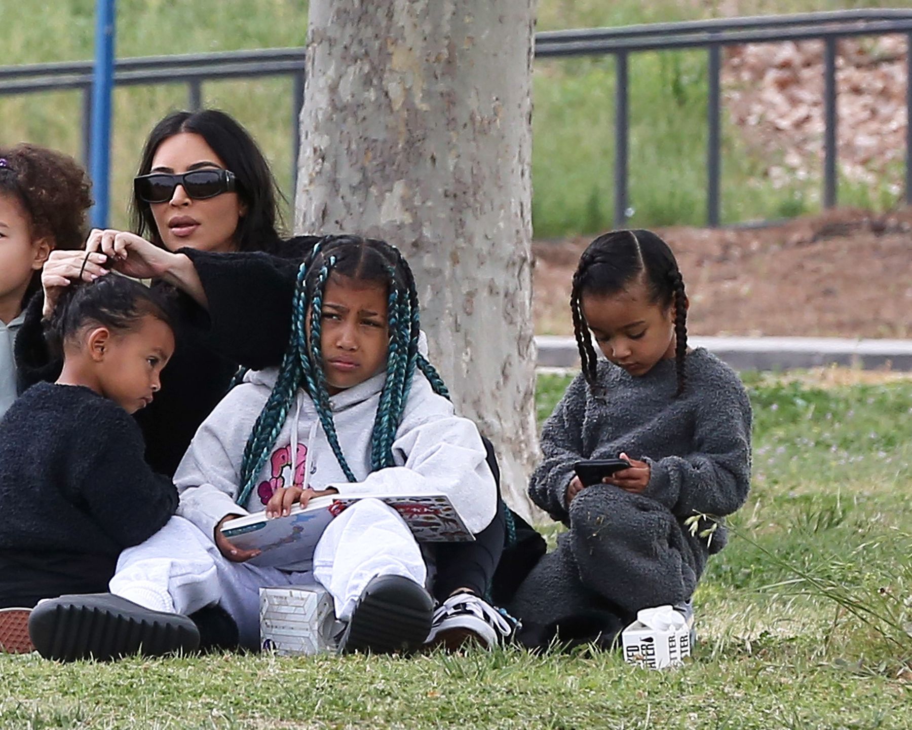 "Rozczochrana" i zaspana Kim Kardashian pilnuje dzieci na meczu piłki nożnej 