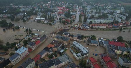 Woda przebiła wały i zalewa Głuchołazy. "Toniemy"