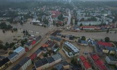 Woda przebiła wały i zalewa Głuchołazy. "Toniemy"