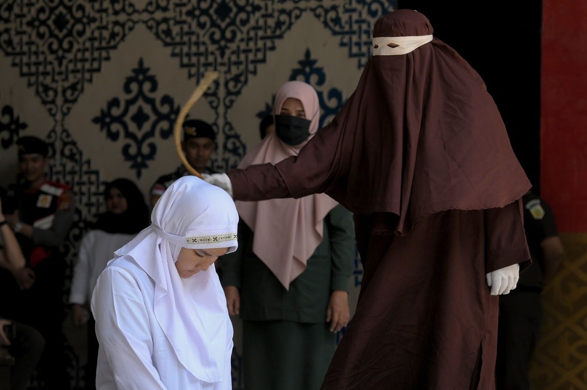 Złamali islamskie prawo. Para z Indonezji wychłostana