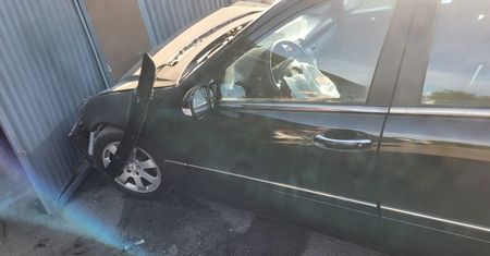 Koło: Kupił auto i godzinę później wjechał w garaże. 46-latek był pijany