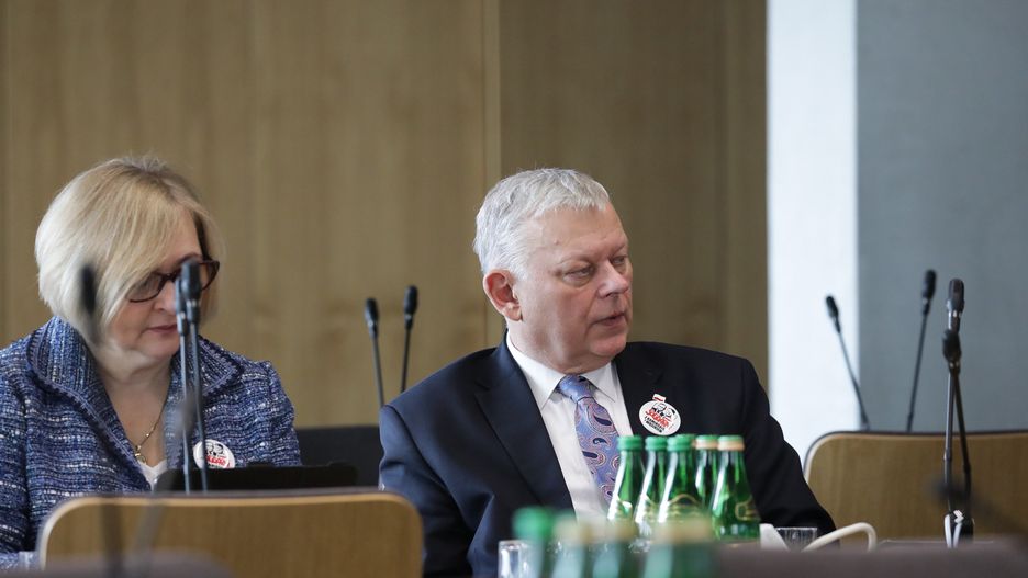 Warszawa, 16.01.2024. Posłowie PiS Barbara Bartuś (L) i Marek Suski (P) na posiedzeniu sejmowej Komisji Regulaminowej, Spraw Poselskich i Immunitetowych, 16 bm. w Sejmie w Warszawie. Komisja kontynuuję rozpatrywanie wniosku Prokuratora Okręgowego w Warszawie o wyrażenie zgody na pociągnięcie do odpowiedzialności karnej posła Konfederacji Grzegorza Brauna. (mr) PAP/Tomasz Gzell