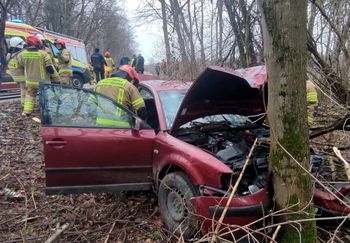 Poważne zdarzenie drogowe w Łopienniku Dolnym-Kolonii. Ranna osoba trafiła do szpitala śmigłowcem LPR