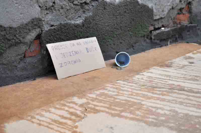 "Mała, zmarznięta dziewczynka żebrze pod sklepem". Interweniowały służby