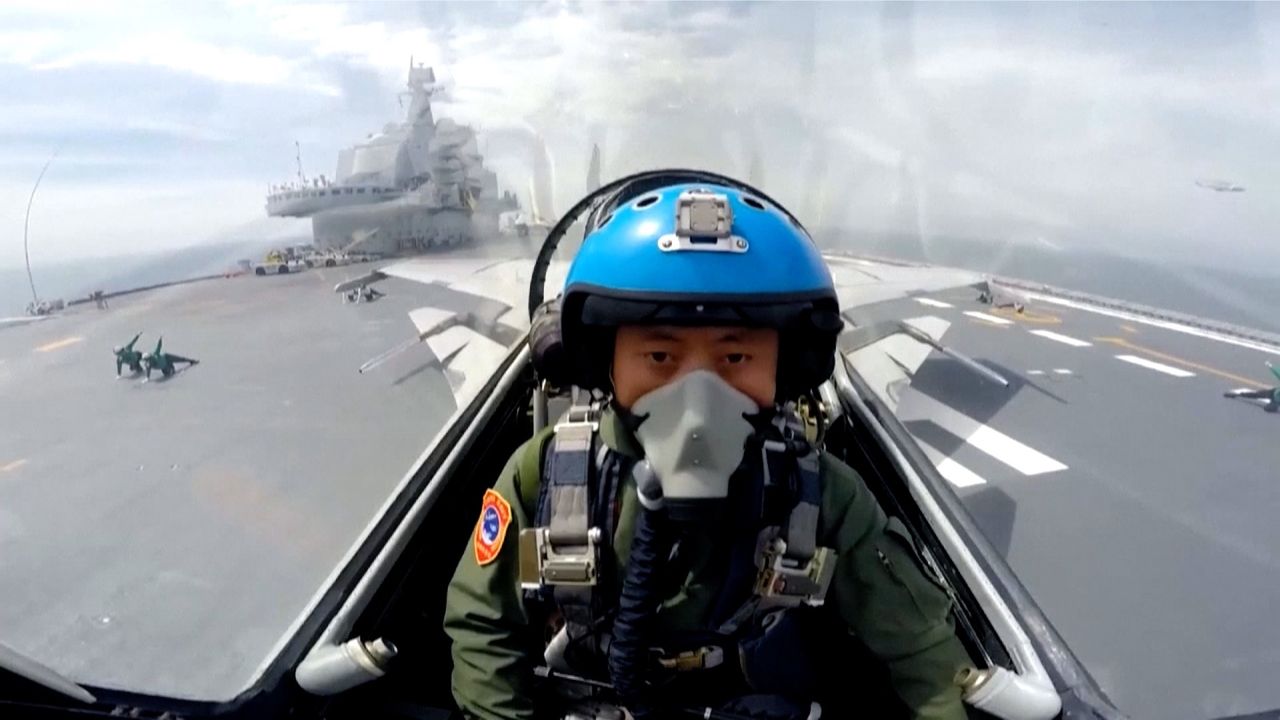 Pilot startujący z chińskiego lotniskowca