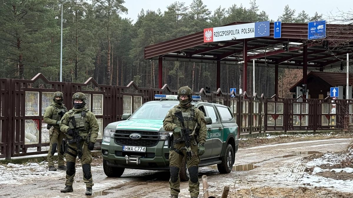 Border between Poland and Belarus
16 January 2025, Poland, Polowce: Polish border guards stand at a crossing to the border with Belarus, which will be closed in 2023 for security reasons. Photo: Ansgar Haase/dpa 
Dostawca: PAP/DPA
Ansgar Haase
Conflicts, Ukraine, Russia, Poland, Belarus, granica, pa�stwa, Polska, stra� graniczna, stra�nik graniczny