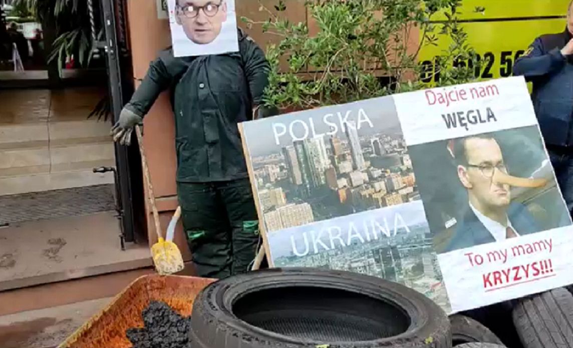 Taczka z węglem przed biurem Morawieckiego. "Tchórz i kłamca schował głowę w piasek"