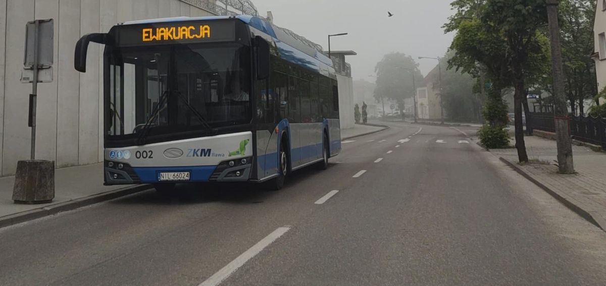 Fot. Licencjodawca. Dwa pociski artyleryjskie w murach więzienia