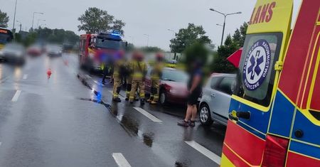Zderzenie trzech samochodów na ul. Wyszogrodzkiej w Płocku. Są utrudnienia w kierunku Warszawy!
