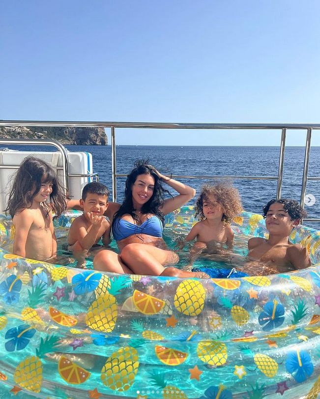 Georgina Rodriguez chwali się szczupłym brzuchem na zdjęciach z wakacji