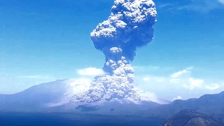 Potężna erupcja wulkanu Lewitobi Laki Laki 