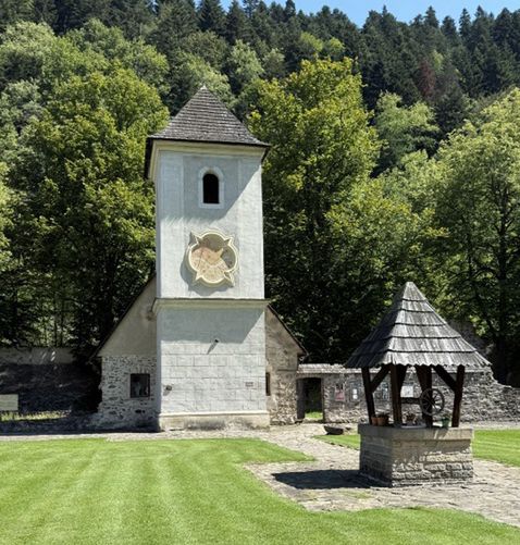 Zabudowania klasztoru oraz cała ich okolica są bardzo zadbane