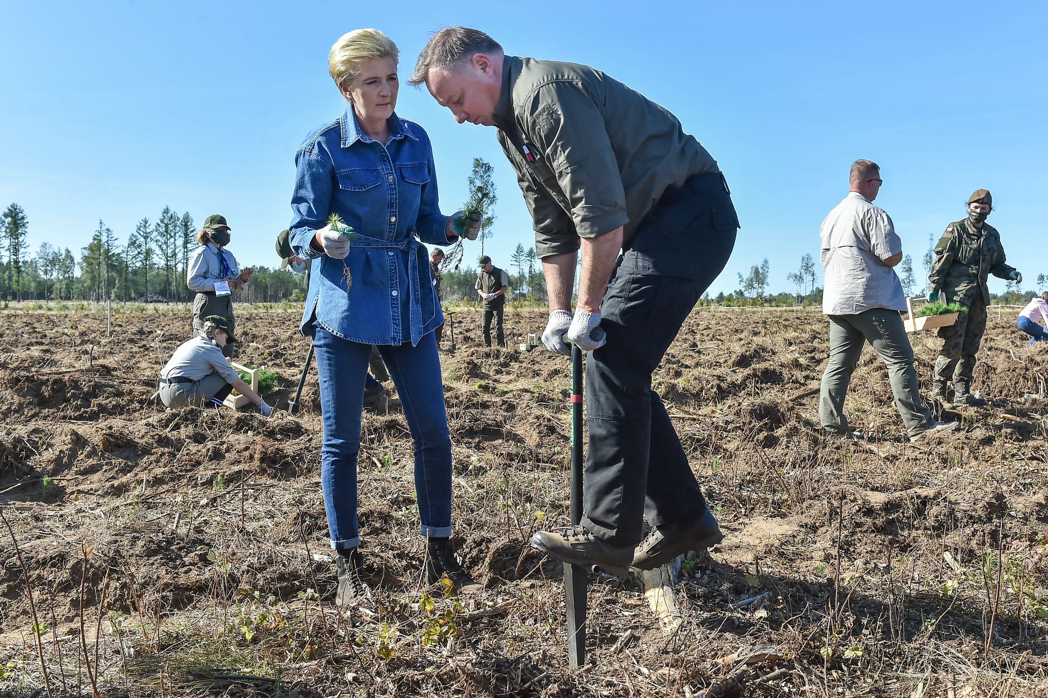 Andrzej Duda z żoną Agatą sadzą las